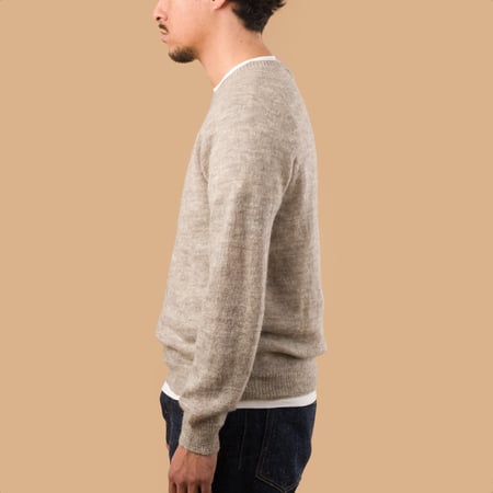 image flâneurs HARLEY OF SCOTLAND 1 Ply Voe True Shetland Crew Neck silver de profil