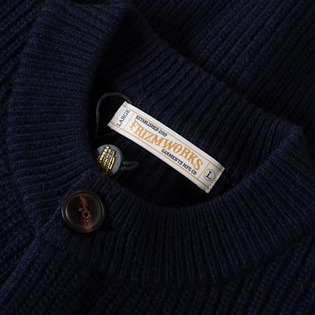 detail flâneurs FRIZMWORKS  Heavy Wool Round Cardigan navy col
