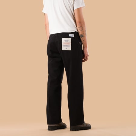 pantalon noir droit Sugar & Co image flâneurs porté de dos