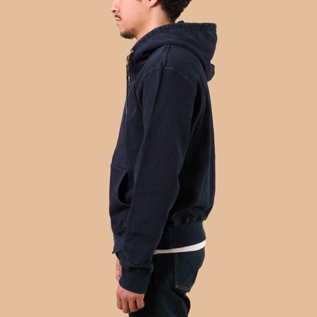 Image-Flâneurs_SAMURAI JEANS / Natural Indigo x Kakishibu Heavyweight Zip Hoodie_De-coté