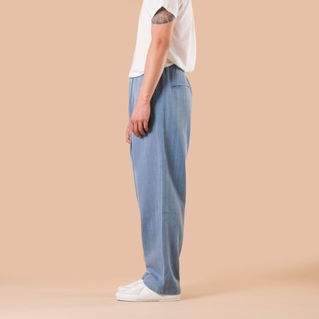 Image-Flâneurs_KARDO X FLANEURS / Taka Trousers Handwoven Denim Mid Indigo_de-coté