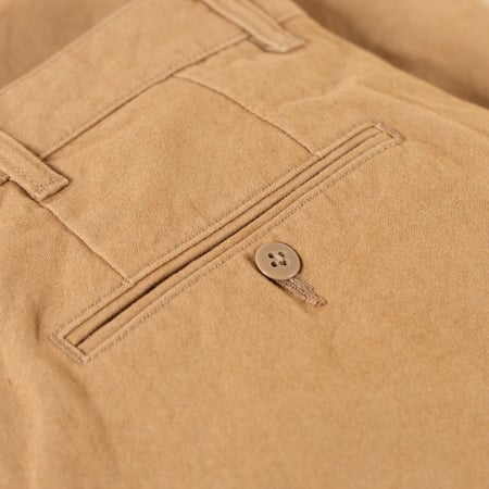 detail back pocket  flaneurs BEAMS PLUS x FLANEURS collaboration pantalon chino 2 Pleats Trousers Canvas Washer Camel 3