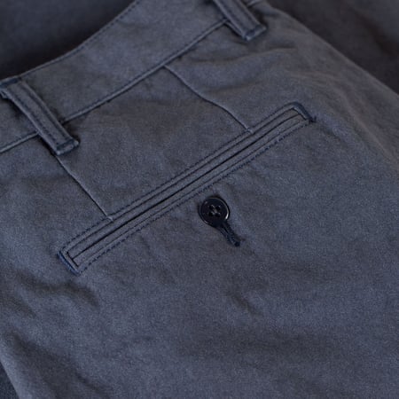 detail back pocket  flaneurs BEAMS PLUS x FLANEURS collaboration pantalon chino 2 Pleats Trousers Canvas Washer navy