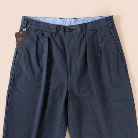 detail flaneurs BEAMS PLUS x FLANEURS collaboration pantalon chino 2 Pleats Trousers Canvas Washer Navy 2