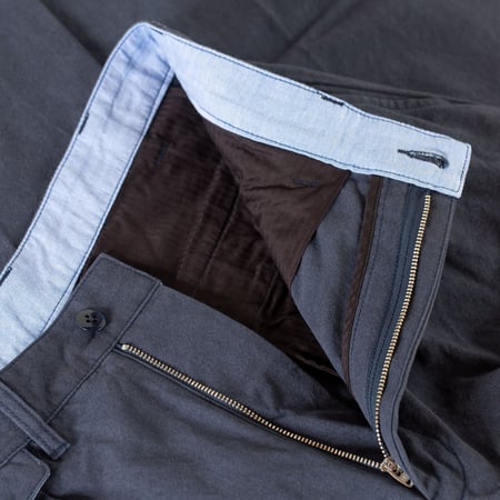 detail inside flaneurs BEAMS PLUS x FLANEURS collaboration pantalon chino 2 Pleats Trousers Canvas Washer navy