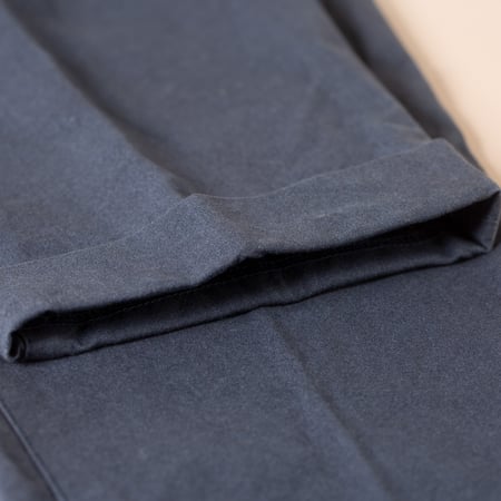 detail ourlet flaneurs BEAMS PLUS x FLANEURS collaboration pantalon chino 2 Pleats Trousers Canvas Washer navy