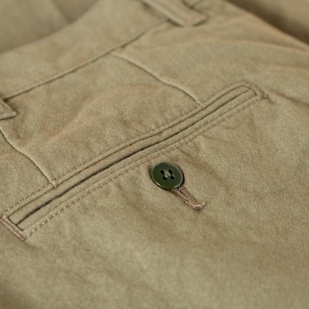 detail back pocket  flaneurs BEAMS PLUS x FLANEURS collaboration pantalon chino 2 Pleats Trousers Canvas Washer Green 1