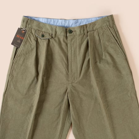 detail flaneurs BEAMS PLUS x FLANEURS collaboration pantalon chino 2 Pleats Trousers Canvas Washer green 2