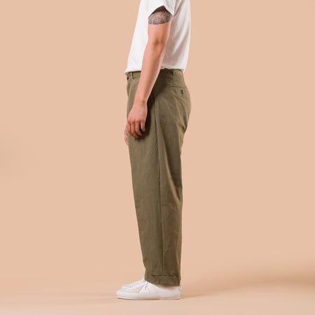 flaneurs BEAMS PLUS x FLANEURS collaboration pantalon chino 2 Pleats Trousers Canvas Washer Green de profil