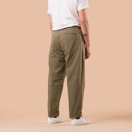 flaneurs BEAMS PLUS x FLANEURS collaboration pantalon chino 2 Pleats Trousers Canvas Washer Green de dos