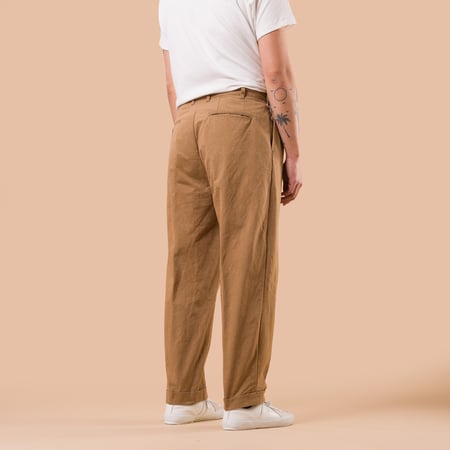 flaneurs BEAMS PLUS x FLANEURS collaboration pantalon chino 2 Pleats Trousers Canvas Washer Camel de dos