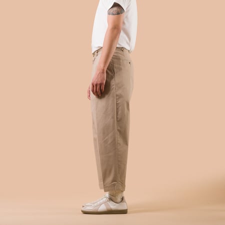 Pantalon-à-pinces-BEAMS PLUS-2 Pleats Twill Trousers-couleur-Khaki-de-profil