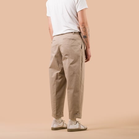 Pantalon-à-pinces-BEAMS PLUS-2 Pleats Twill Trousers-couleur-Khaki-de-dos
