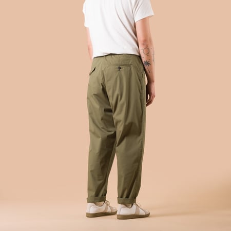 Image-Flâneurs_UNIVERSAL WORKS / Recycled Polytech Pleated Track Pant Olive_de dos