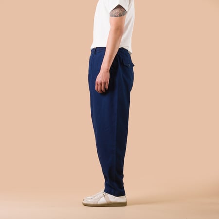 Image-Flâneurs_UNIVERSAL WORKS / Kimstop Pleated Track Pant Indigo_de profil