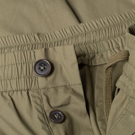 Image-Flâneurs_UNIVERSAL WORKS / Recycled Polytech Pleated Track Pant Olive_detail