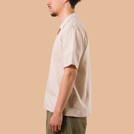 Image-Flâneurs_UNIVERSAL WORKS / Fine Organic Cotton Sal Road Shirt Beige_ de profil