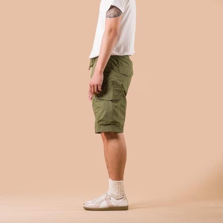 Image-Flâneurs_UNIVERSAL WORKS / Recycled Polytech Parachute Short Olive_ de profil