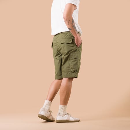 Image-Flâneurs_UNIVERSAL WORKS / Recycled Polytech Parachute Short Olive_ de dos