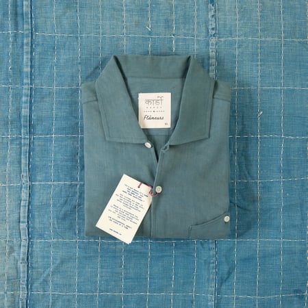 détail fold KARDO x FLANEURS  LS Shirt Handwoven Denim Mid Indigo (7)