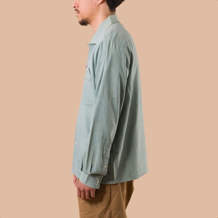 KARDO x FLANEURS LS Shirt Handwoven Denim Indigo light de profil