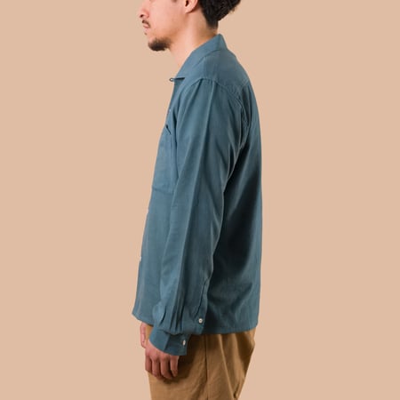 KARDO x FLANEURS LS Shirt Handwoven Denim Indigo de profil