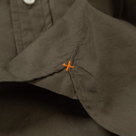 image detail hirondelle flaneurs chemise olive Beams Plus Japan porté de face (3)