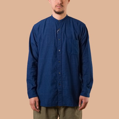 image porté chamise BEAMS PLUS  Band Collar Shirt Indigo Chambray de face