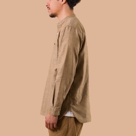 image portée de profil flaneurs chemise sans col herrigbone camel Beams Plus Japan