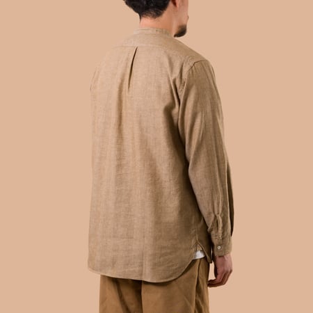 image portée de dos flaneurs chemise sans col herrigbone camel Beams Plus Japan