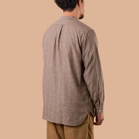 image portée de dos flaneurs chemise sans col herrigbone brown Beams Plus Japan