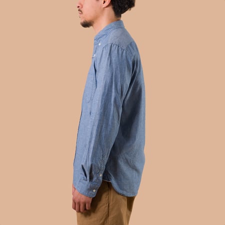 image portée de profil flaneurs chemise chambray classique Beams Plus Japan