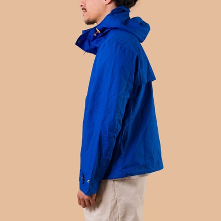Image-Flâneurs_MANIFATTURA CECCARELLI / Shelter Jacket Cobalt de profil