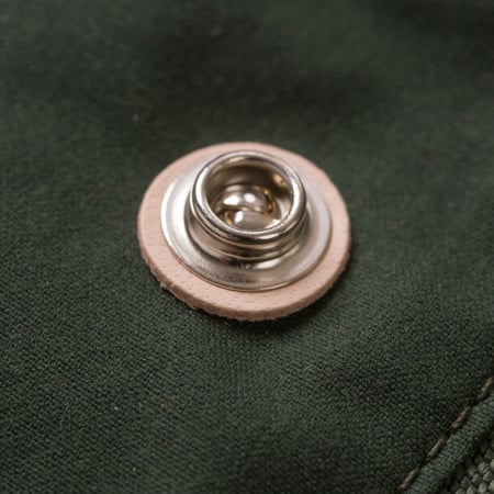 Image-Flâneurs_MANIFATTURA CECCARELLI / Rain Caban Dark Green détail bouton