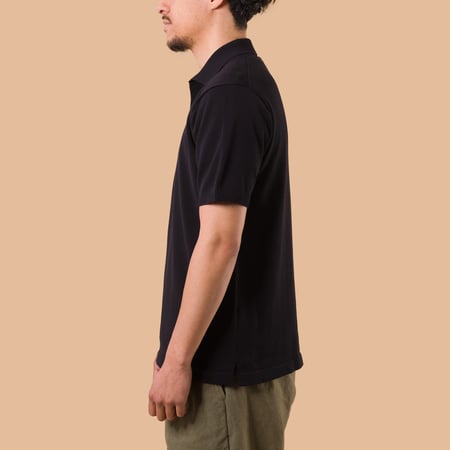 Image-Flâneurs_BEAMS PLUS / Knit Polo 12G Black de profil