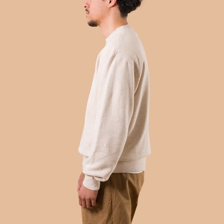 Image-Flâneurs_BEAMS PLUS / Crewneck Sweatshirt Oatmeal de profil