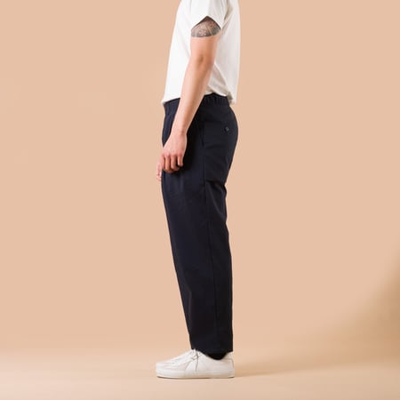 Image-Flâneurs_JACKMAN /Crepe Umps Trousers Dark Navy_de-profil