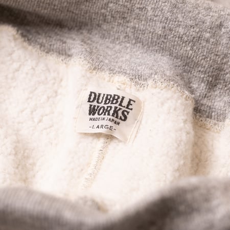 Image-Flâneurs_DUBBLE WORKS / Loopwheel Sweat Pants Heather Grey détail tag
