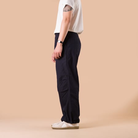 Image-Flâneurs_FOB FACTORY / F0545 ID Nylon Tuck Pants Indigo de profil