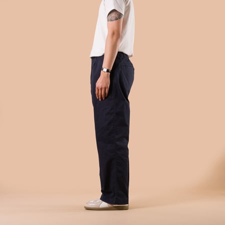Image-Flâneurs_FOB FACTORY / F0549 Stretch Twill Easy Pants Navy de profil