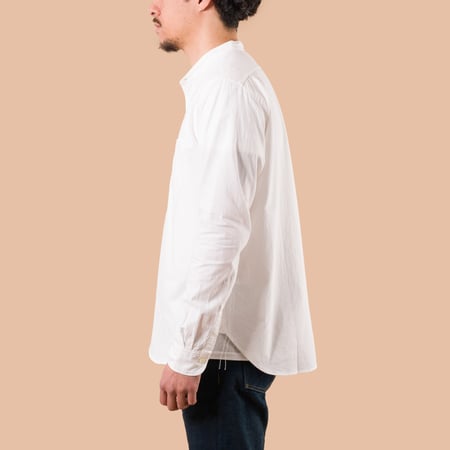 Image-Flâneurs_FOB FACTORY / F3429 Band Collar Shirt White de profil