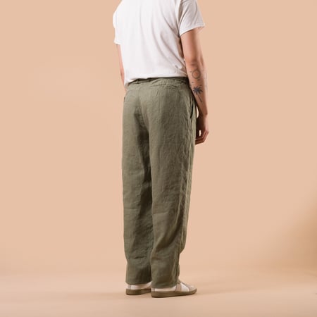 image flâneurs SEUVAS / Linen Tapered 2-Tuck Pants Olive de dos