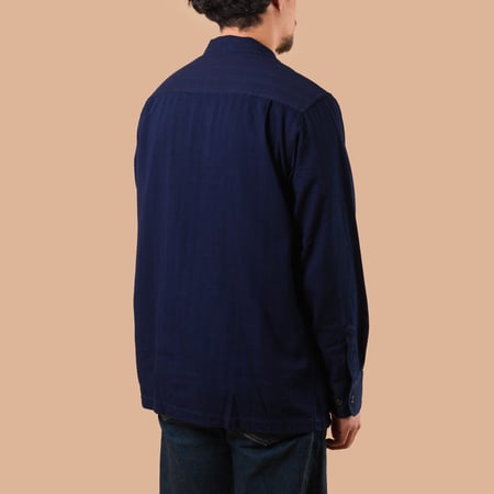 image flâneurs UNIVERSAL WORKS / Attendant Shirt Indigo Recycled Herringbone de dos