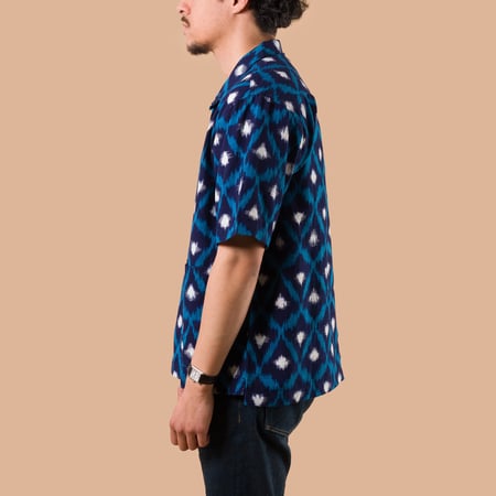 image flâneurs UNIVERSAL WORKS / Deck Shirt Diamond Ikat Indigo de profil