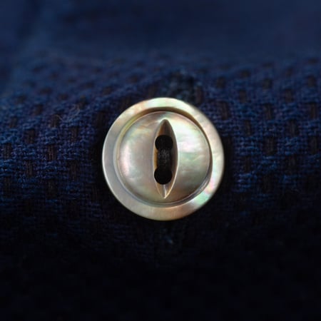 detail nacre flâneurs veste militaire FOB FACTORY  F3500 Indigo Sashiko Holiday Shirt (3)