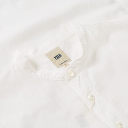 détail flaneurs FOB Factory F3429 Band Collar Shirt White (2)