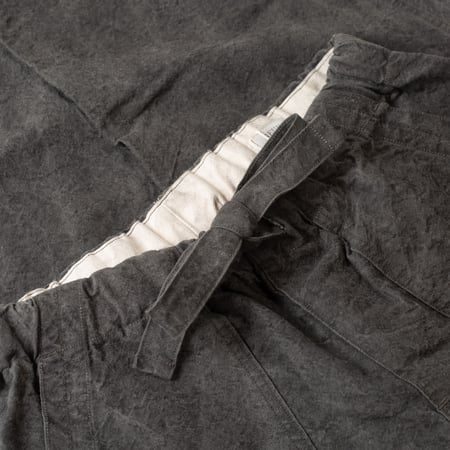 détail waistband flaneurs pantalon SEUVAS Washi Relaxed Pants Dark Charcoal (1)
