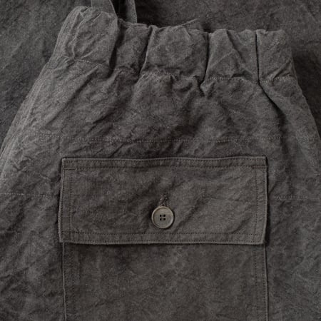 détail back flaneurs pantalon SEUVAS Washi Relaxed Pants Dark Charcoal (3)