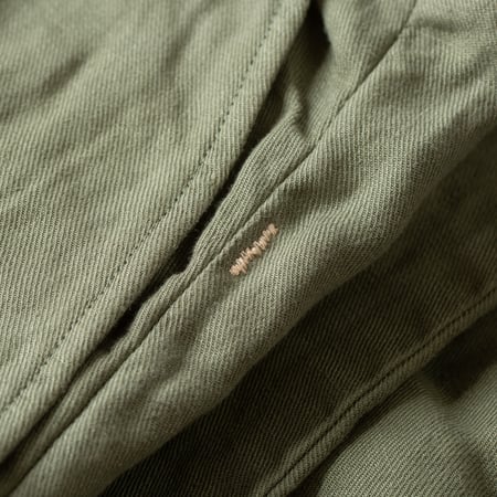 détail broderie flaneurs pantalon SEUVAS Linen Tapered 2-Tuck Pants Olive (2)
