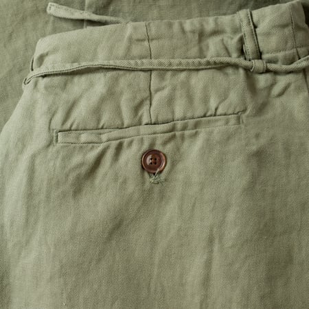 détail back flaneurs pantalon SEUVAS Linen Tapered 2-Tuck Pants Olive (3)